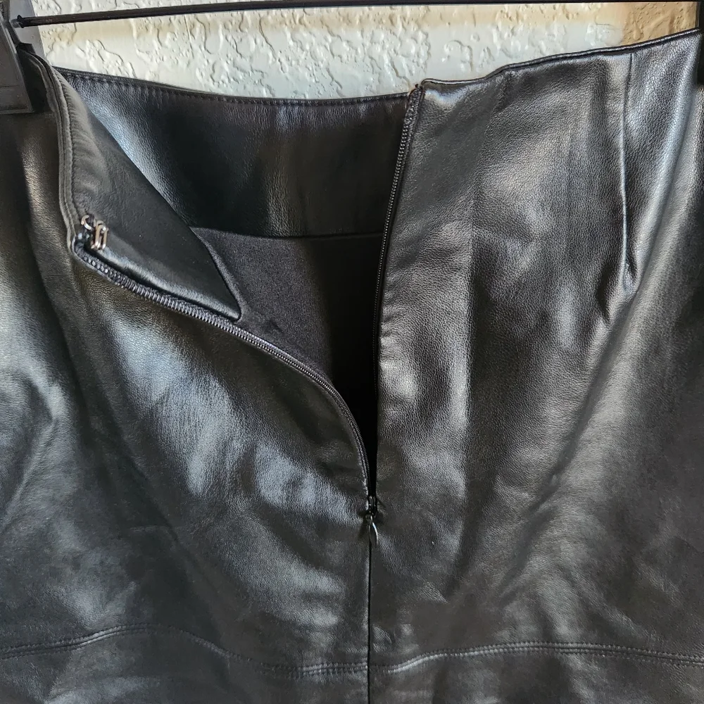 🔥NWOT Faux Leather Pencil Wiggle Skirt Vegan Size 2P - Picture 6 of 10
